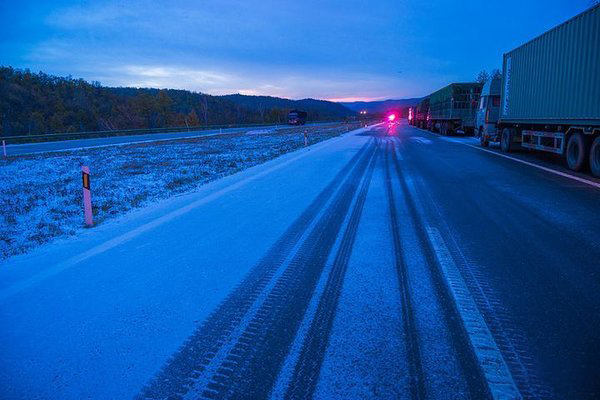 20条暴雪预警 卡车变冰雕 司机抽油取暖